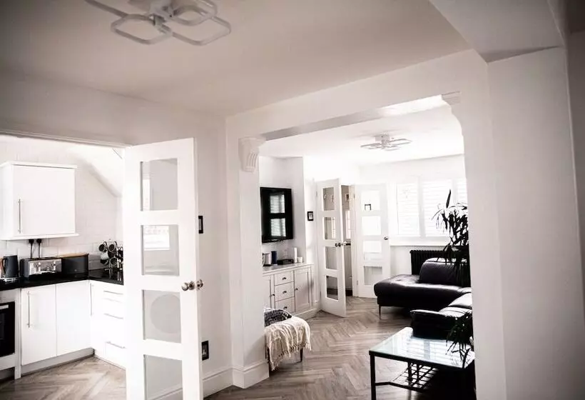 Residenssi Inviting 3 Bed House In Manchester