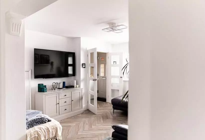 Residenssi Inviting 3 Bed House In Manchester