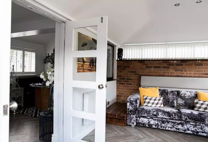 Residenssi Inviting 3 Bed House In Manchester