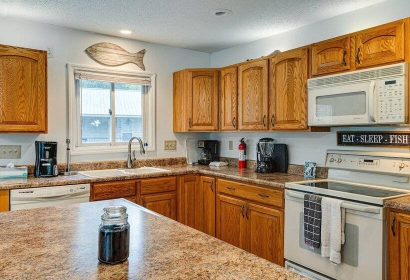 Riverfront Brookston Retreat W/ Deck & River Tubes