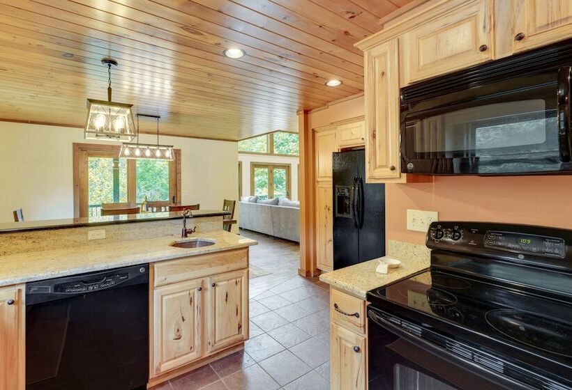 Roan Mountain Home W/ Deck Near Appalachian Trail!