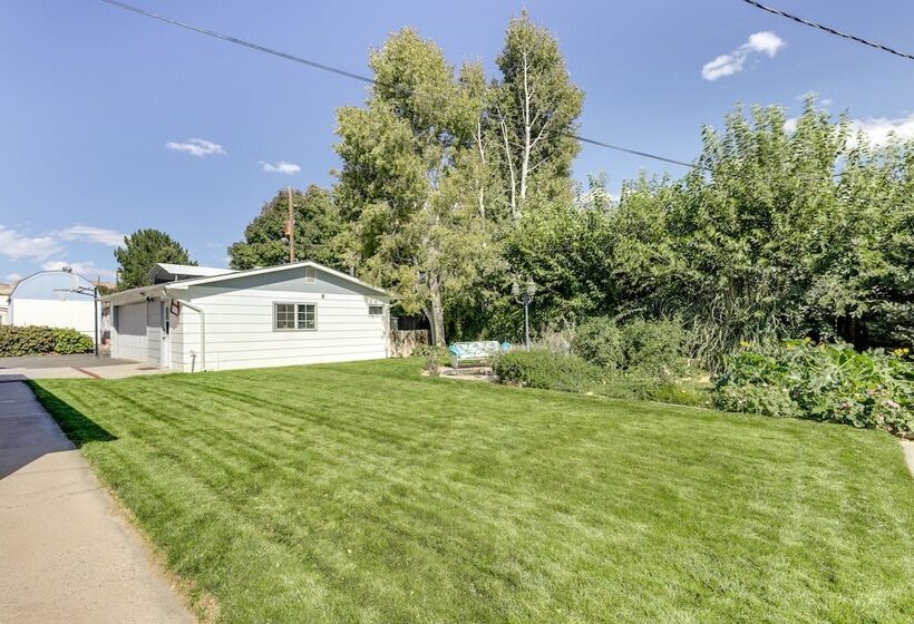 Hot Tub & Fire Pit: Serene Clifton Retreat!