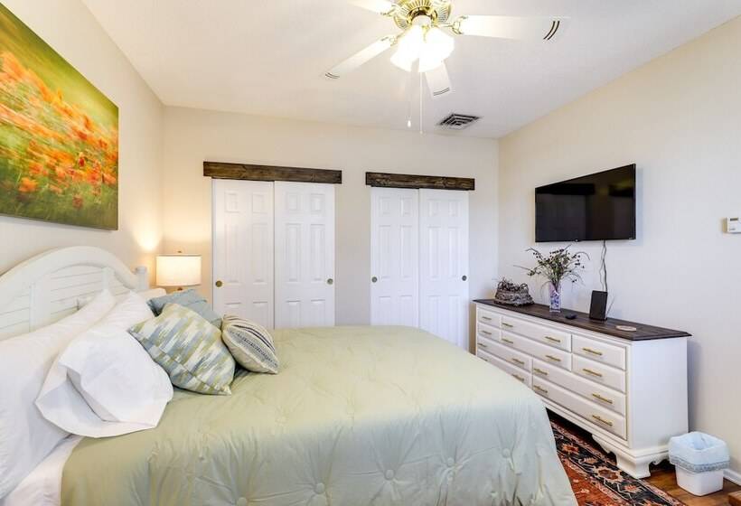 Hot Tub & Fire Pit: Serene Clifton Retreat!