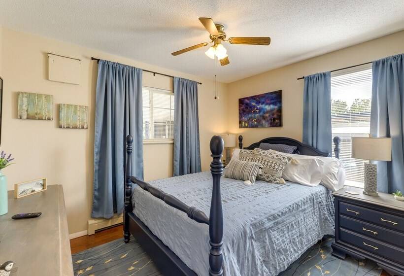 Hot Tub & Fire Pit: Serene Clifton Retreat!