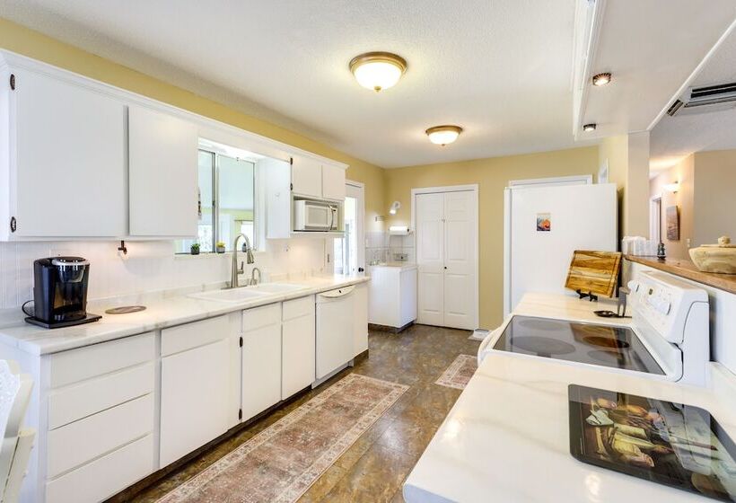 Hot Tub & Fire Pit: Serene Clifton Retreat!