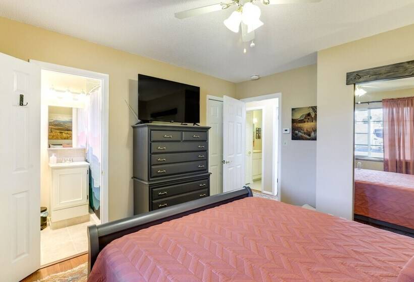 Hot Tub & Fire Pit: Serene Clifton Retreat!