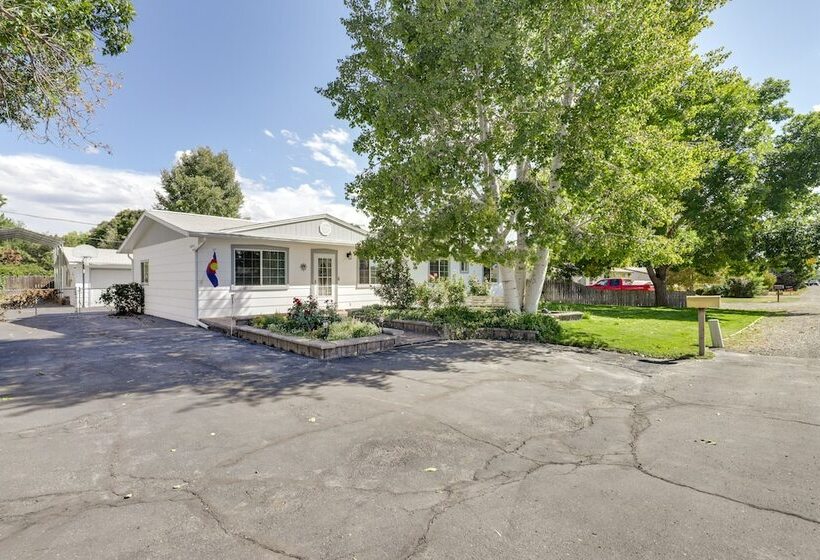 Hot Tub & Fire Pit: Serene Clifton Retreat!