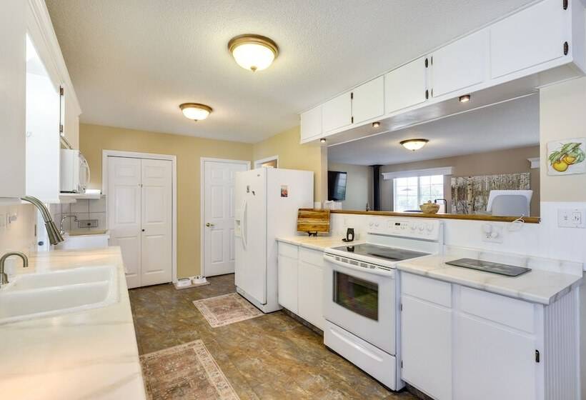 Hot Tub & Fire Pit: Serene Clifton Retreat!