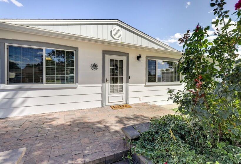 Hot Tub & Fire Pit: Serene Clifton Retreat!