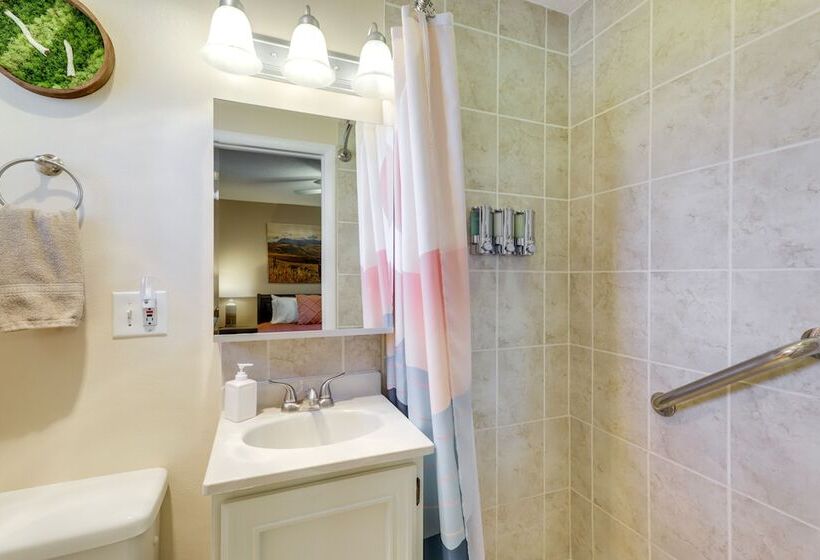 Hot Tub & Fire Pit: Serene Clifton Retreat!