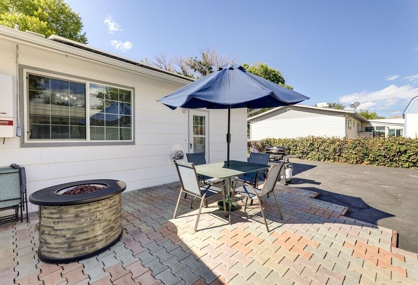 Hot Tub & Fire Pit: Serene Clifton Retreat!