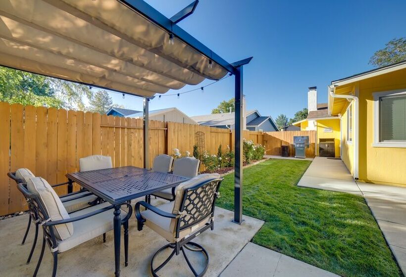 Sparks Retreat W/ Private Hot Tub & Cozy Fireplace