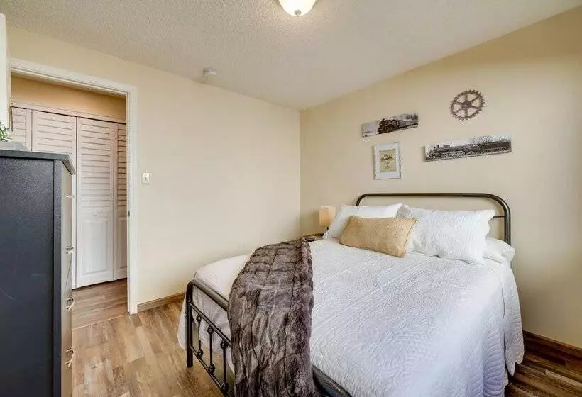 Sparks Retreat W/ Private Hot Tub & Cozy Fireplace