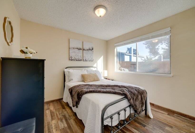 Sparks Retreat W/ Private Hot Tub & Cozy Fireplace