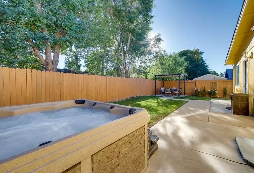 Sparks Retreat W/ Private Hot Tub & Cozy Fireplace