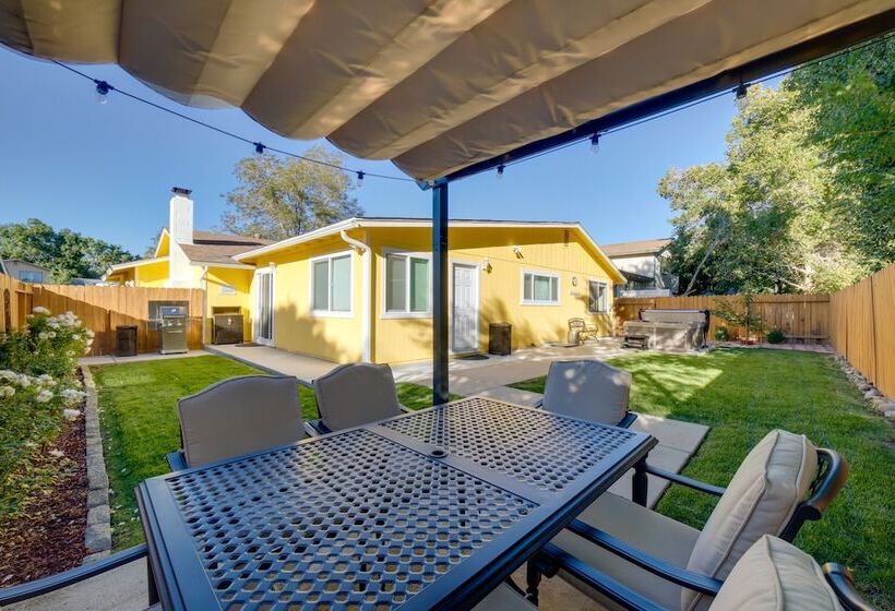 Sparks Retreat W/ Private Hot Tub & Cozy Fireplace