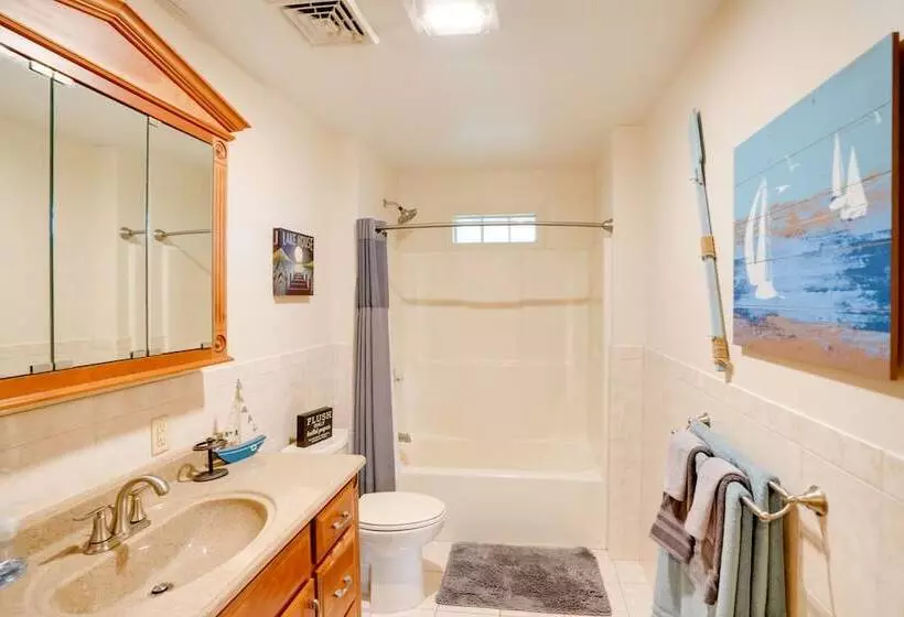 Stunning Athens Home: Mtn Views & Pool Access