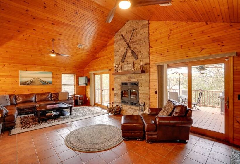 Stunning Athens Home: Mtn Views & Pool Access