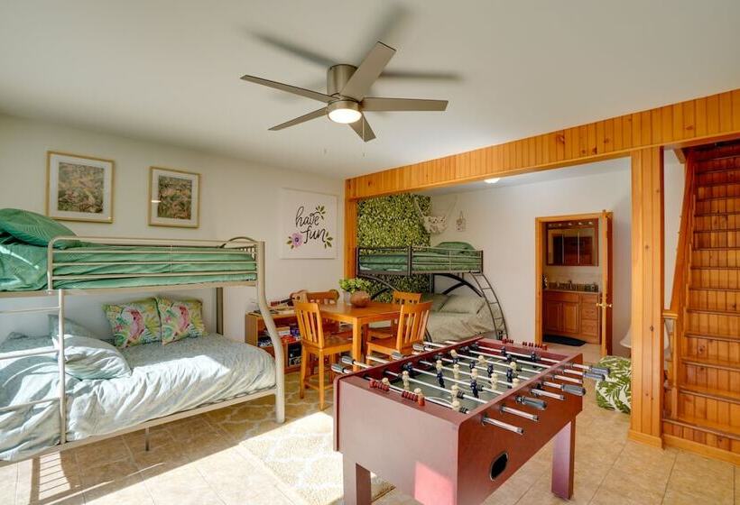 Stunning Athens Home: Mtn Views & Pool Access