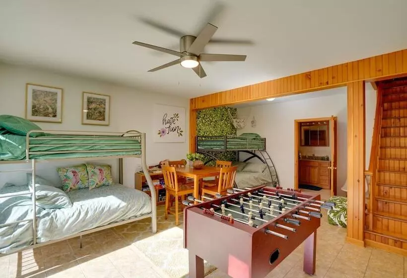 Stunning Athens Home: Mtn Views & Pool Access