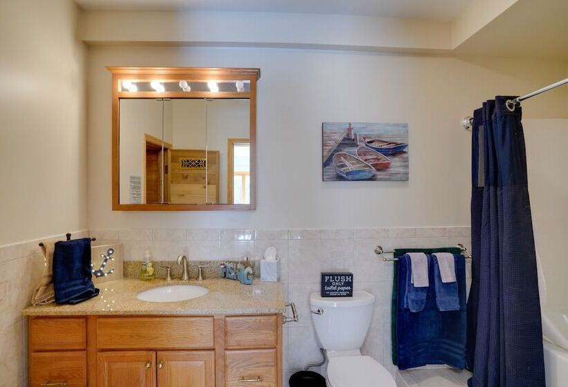 Stunning Athens Home: Mtn Views & Pool Access