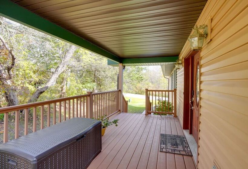 Stunning Athens Home: Mtn Views & Pool Access