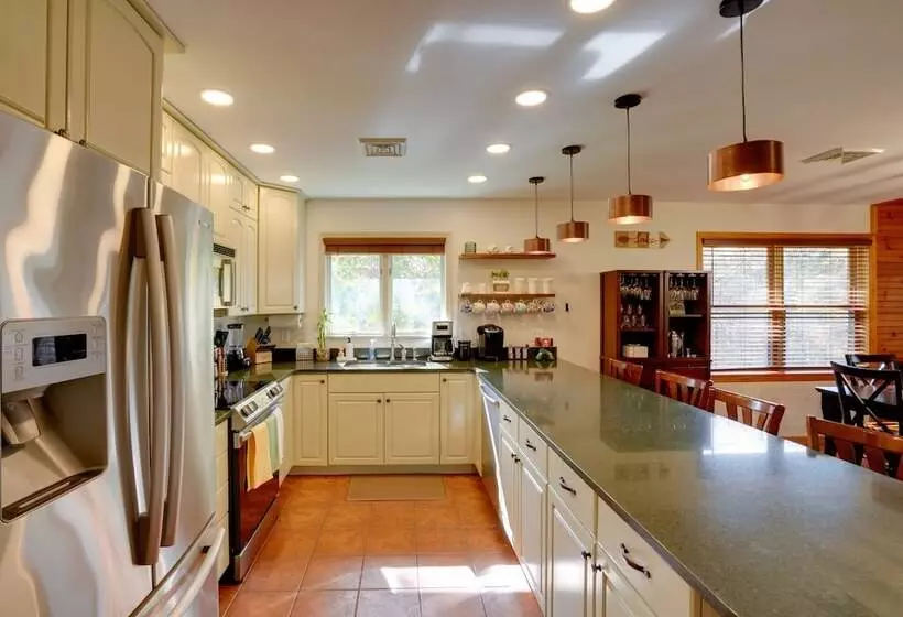 Stunning Athens Home: Mtn Views & Pool Access