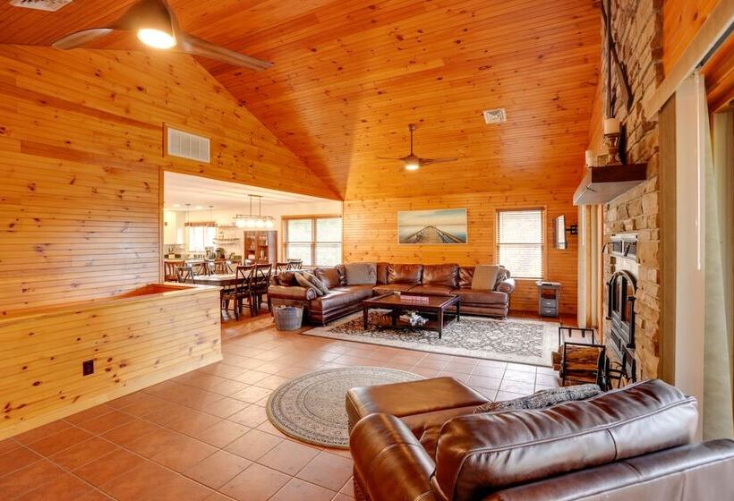 Stunning Athens Home: Mtn Views & Pool Access