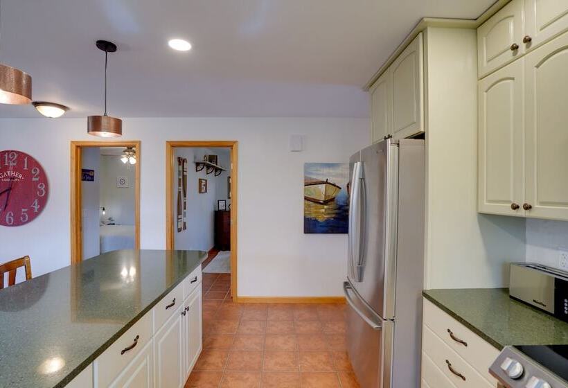 Stunning Athens Home: Mtn Views & Pool Access