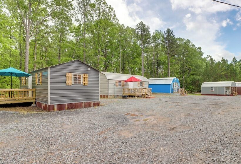 Tree Lined Higden Retreat: Close To Parks + Trails