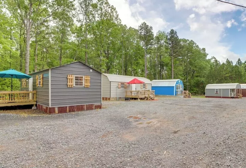 Tree Lined Higden Retreat: Close To Parks + Trails