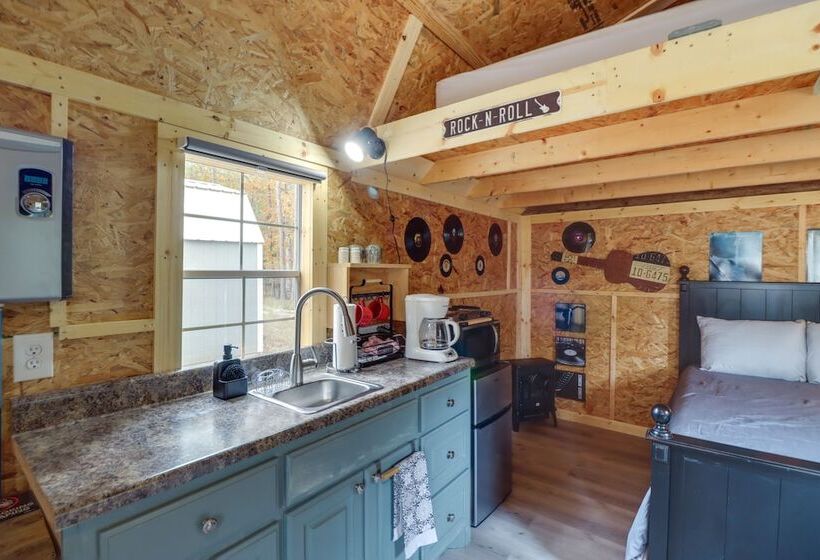 Tree Lined Higden Retreat: Close To Parks + Trails