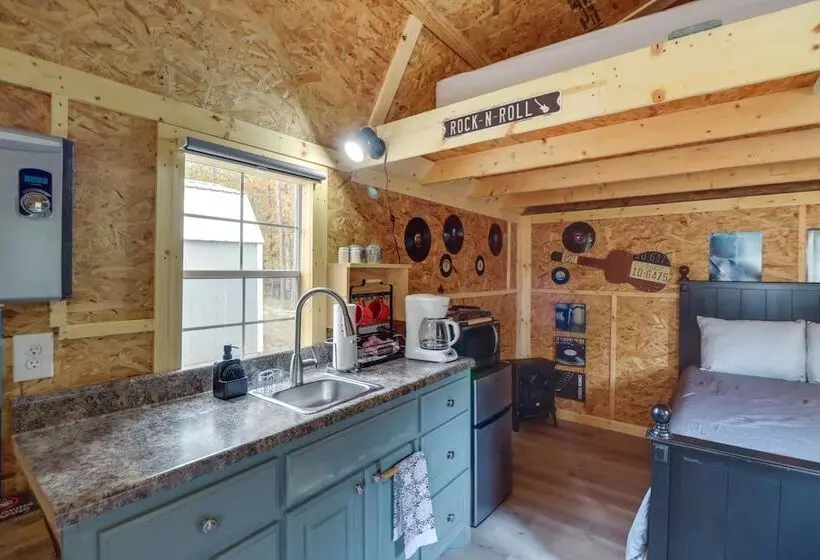 Tree Lined Higden Retreat: Close To Parks + Trails