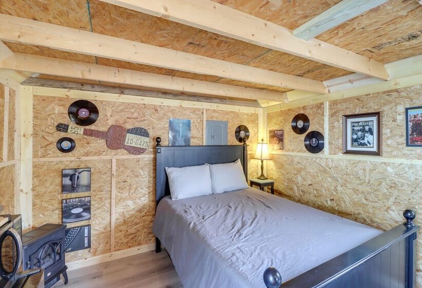 Tree Lined Higden Retreat: Close To Parks + Trails