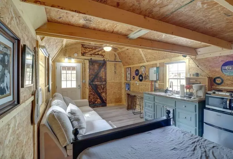 Tree Lined Higden Retreat: Close To Parks + Trails