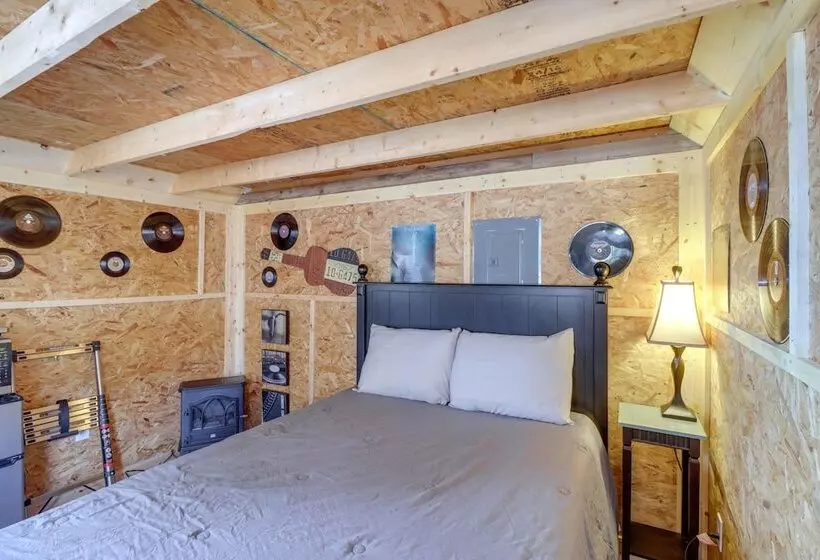 Tree Lined Higden Retreat: Close To Parks + Trails