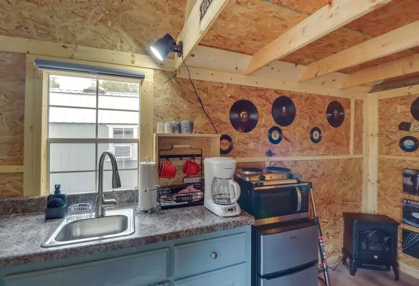 Tree Lined Higden Retreat: Close To Parks + Trails