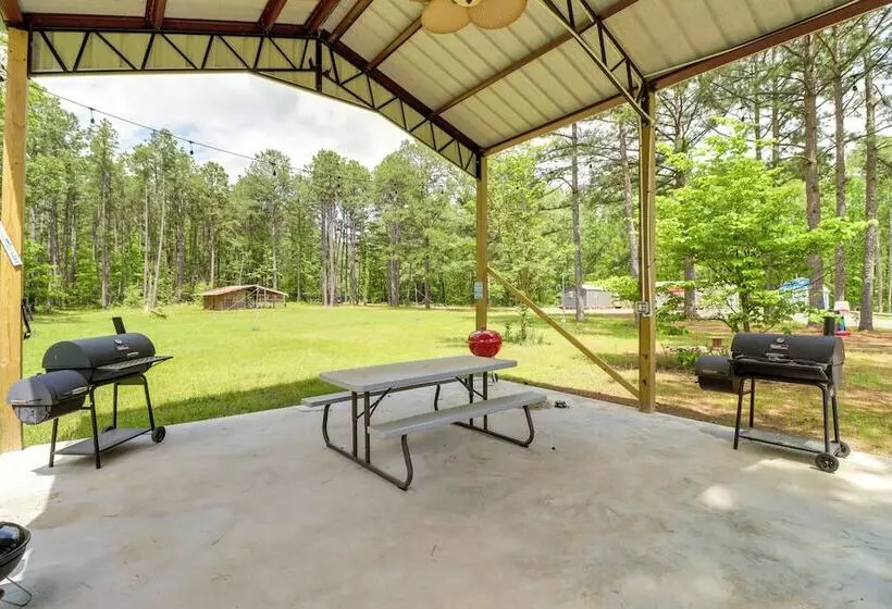 Tree Lined Higden Retreat: Close To Parks + Trails