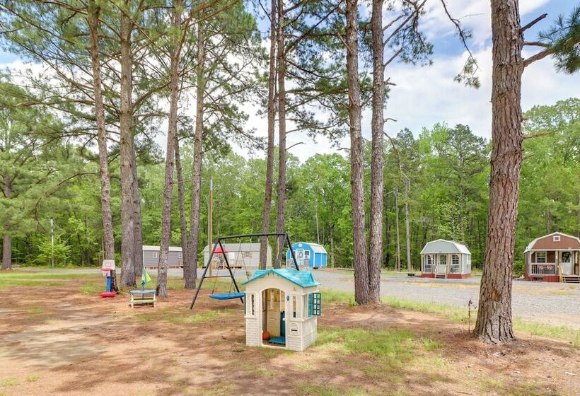 Tree Lined Higden Retreat: Close To Parks + Trails