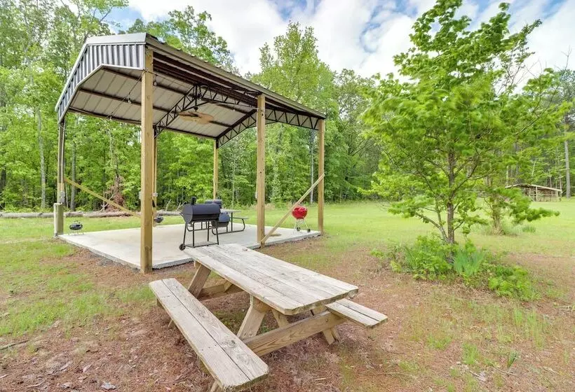 Tree Lined Higden Retreat: Close To Parks + Trails