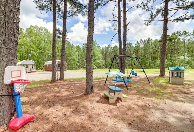 Tree Lined Higden Retreat: Close To Parks + Trails