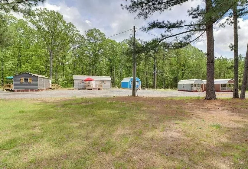 Tree Lined Higden Retreat: Close To Parks + Trails