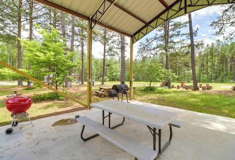 Tree Lined Higden Retreat: Close To Parks + Trails