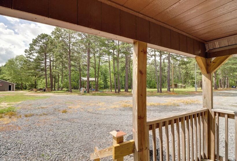 Tree Lined Higden Retreat: Close To Parks + Trails