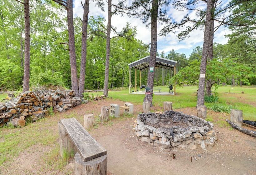 Tree Lined Higden Retreat: Close To Parks + Trails
