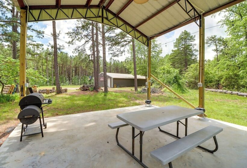 Tree Lined Higden Retreat: Close To Parks + Trails