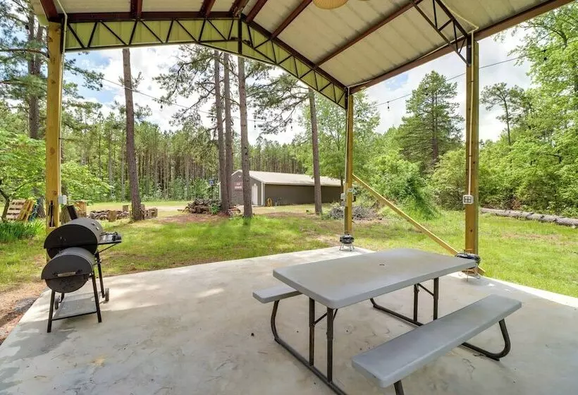 Tree Lined Higden Retreat: Close To Parks + Trails