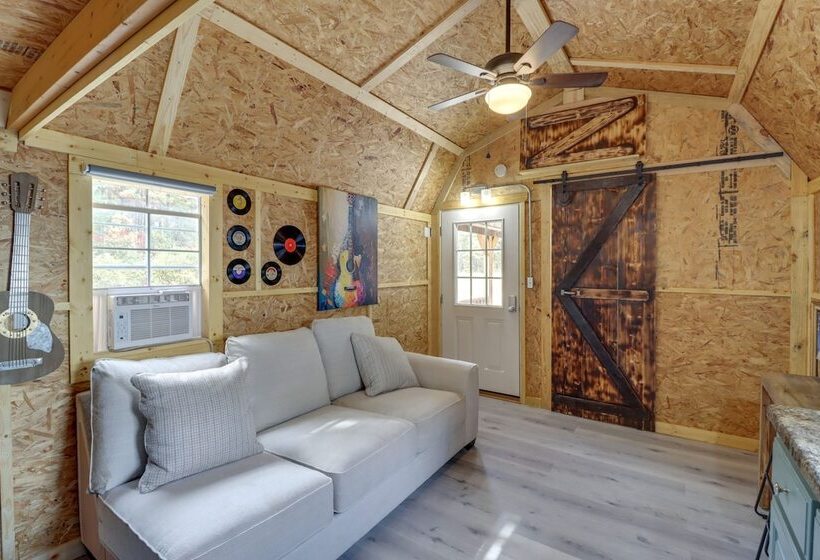 Tree Lined Higden Retreat: Close To Parks + Trails