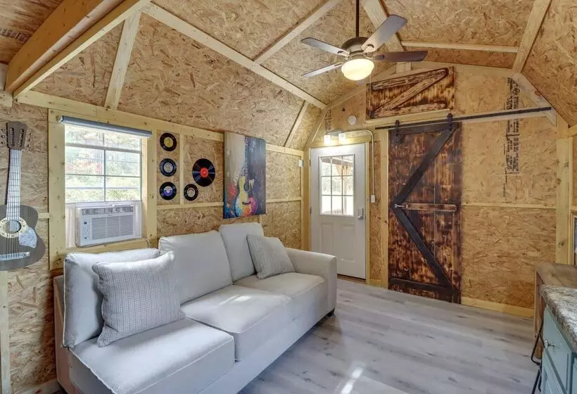 Tree Lined Higden Retreat: Close To Parks + Trails