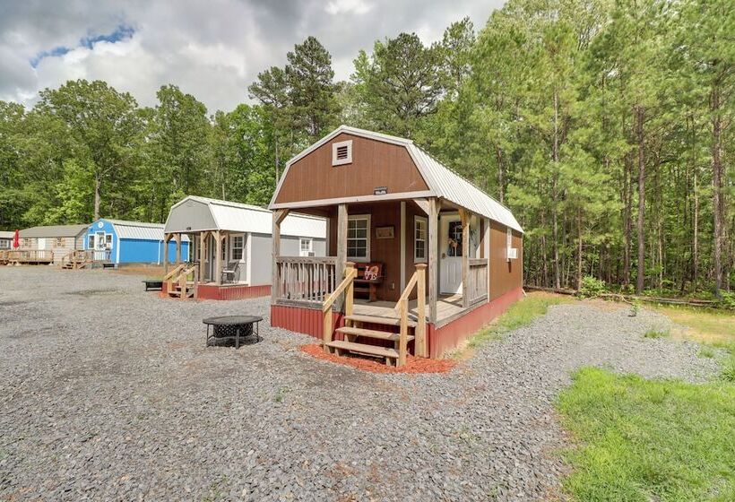 Tree Lined Higden Retreat: Close To Parks + Trails